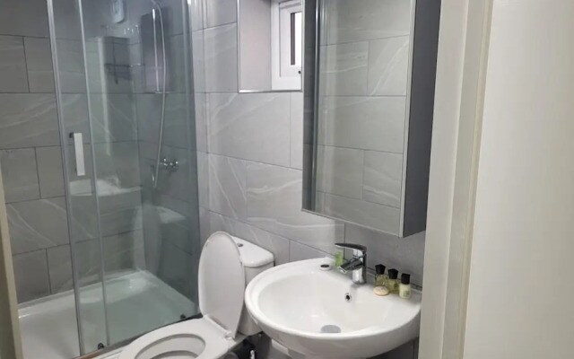 Lovely 2-bed Fully Refurbished House in London
