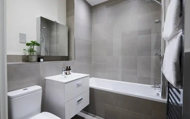 Contemporary Two Bedroom Apartment By The River