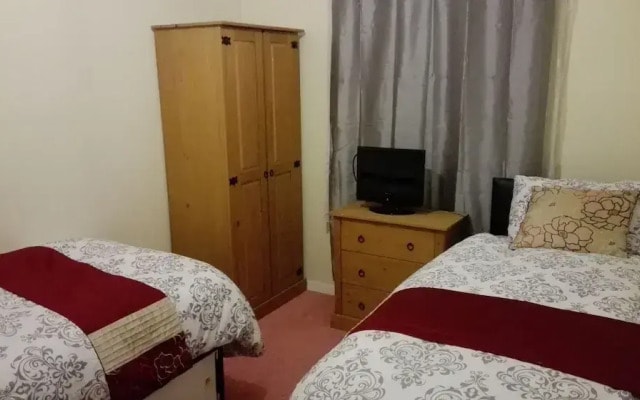 Manor 3bed House With Garden