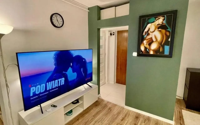 HOLIDAY 3 fast WiFi 70’TV Netflix HBO Max AppleTV