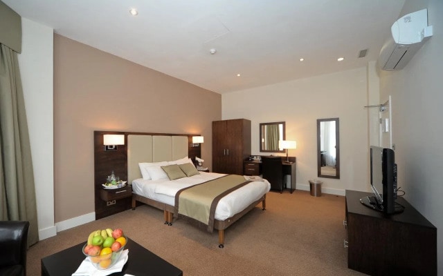 Raglan Hotel