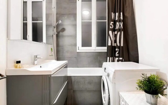 Bright Champerret Apartment Fits 4 in Paris 17th!