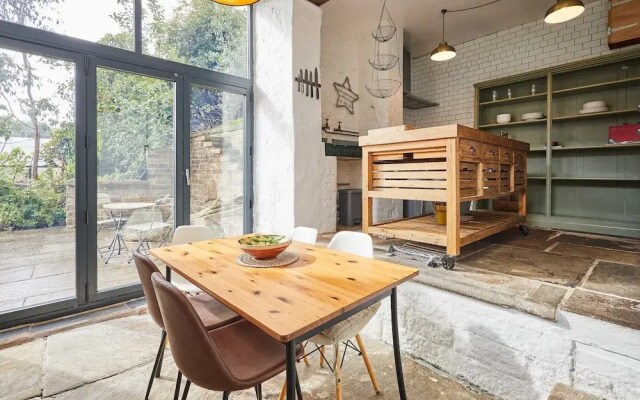 Host Stay The Artist s House
