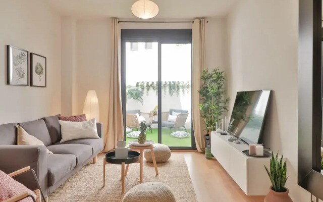 Deluxe Apartment Downtown with Pool and Parking