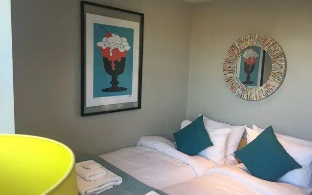 Stylish and Chic Regents Park Two bed