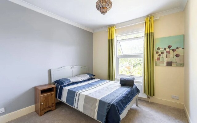Elegant 3BR Victorian Retreat, Free Parking