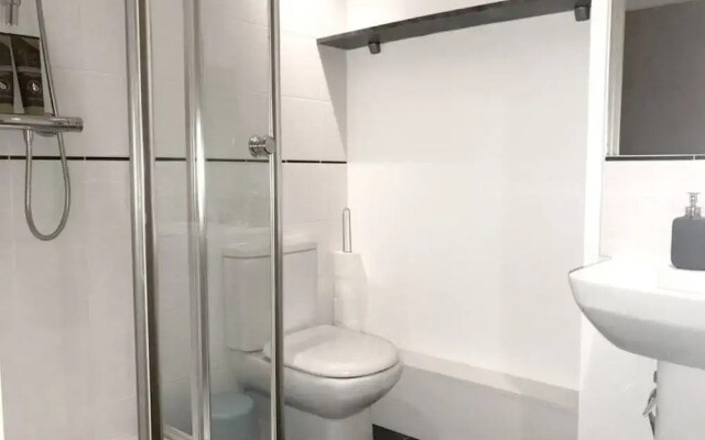 Modern City Centre 2BD Apt W Balcony & Parking