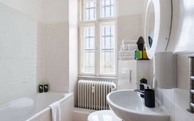 Primeflats - Huge Apartment at Gasometer 17
