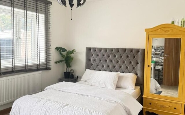 Erith Cosy Retreat Home