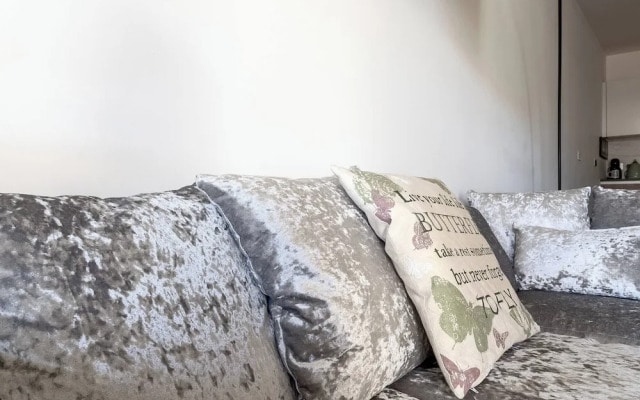 Modern Cozy Kingston Flat, 5 Mins to Train Station