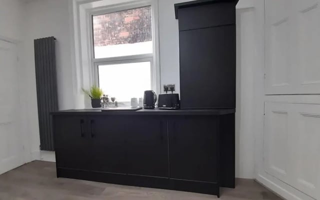Spacious 5-bed House - Sleeps 10, Garden & Parking