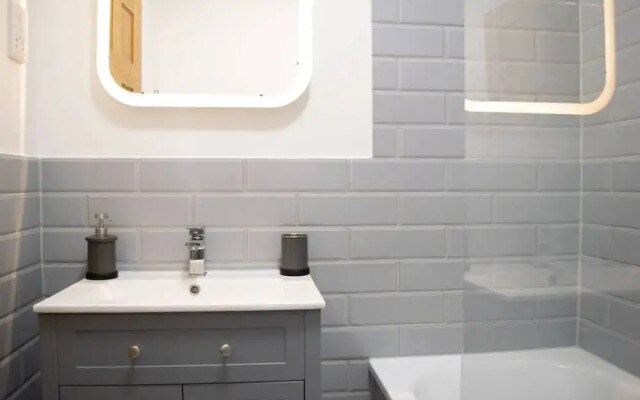 Spacious And Charming 2 Bedroom Flat Near Shepherd's Bush