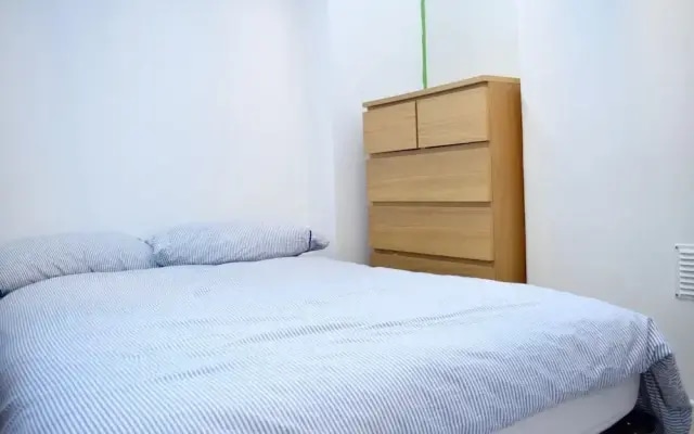 Bright 2 Bedroom Apartment With Private Patio