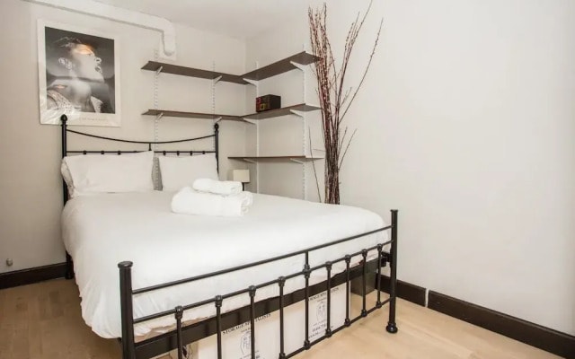 2 Bedroom Central London Apartment With Balcony
