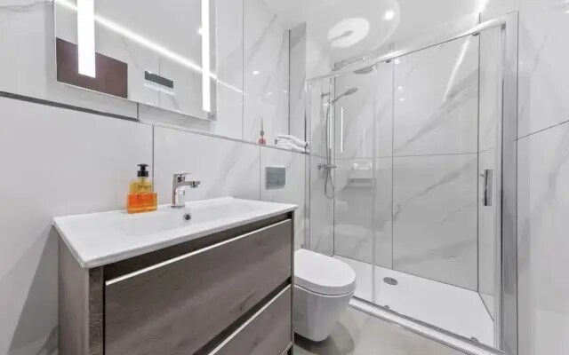 Modern Spacious Sleeps 4 Studio Golders Green