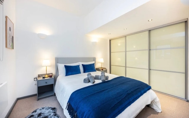 2 Bed 2 Bath Deluxe Flat in Kensington