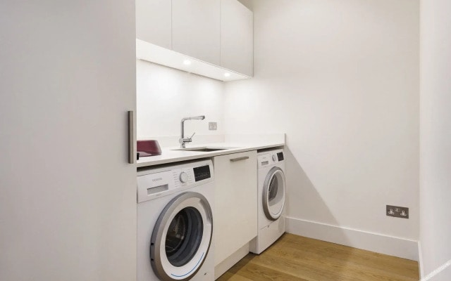 Spacious Chiswick Home with Private Terrace