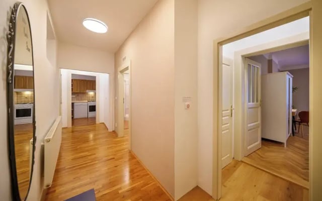 3 Bed Flat - Sleeps 12 - Wifi
