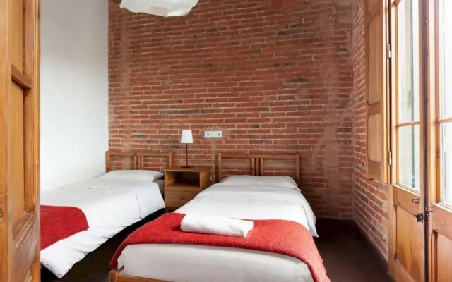 Bright family Apartment two steps from Sagrada Familia with balcony