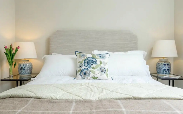 Bright Flat for 6, Near Victoria and Warwick sq