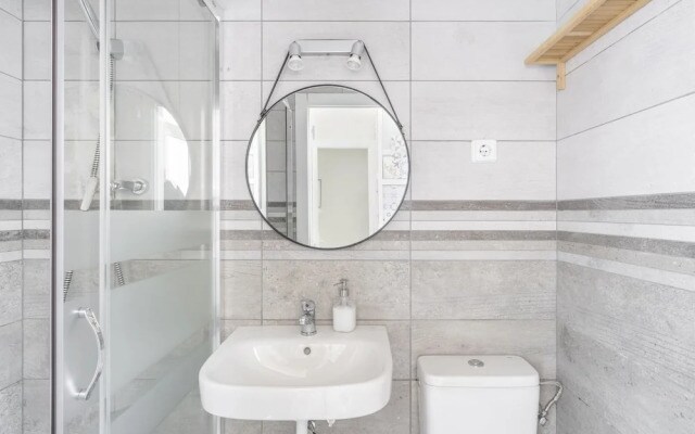 Lovely and Central 4 BR Apartment