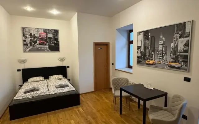 Studio - Sleeps 2 -smoking on Balcony - Pets -wifi