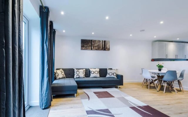 Immaculate 3-bed House in Salford