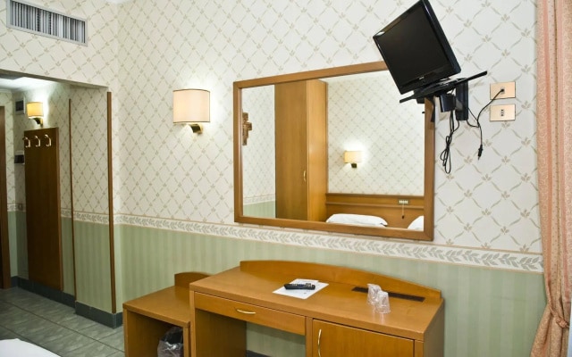 Adoro Hotel