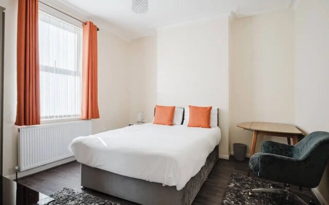 6-bed Manchester Holiday