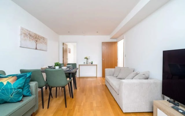 Stunning 3BD Flat, Parking, Sleeps Six, Near Park