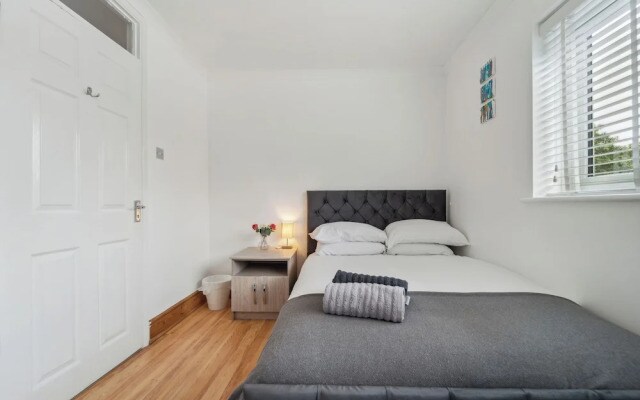 Spacious Home - Sleeps 10 - Free Parking - Pets
