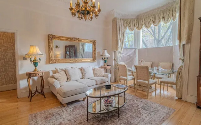 Warm & Welcoming London Escape With Home Touches