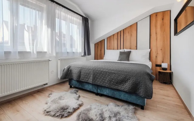 No. 28 Rooms & Apartments