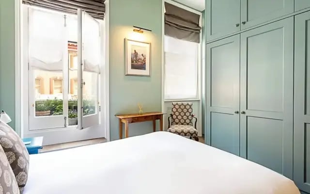Well-designed Chelsea Flat