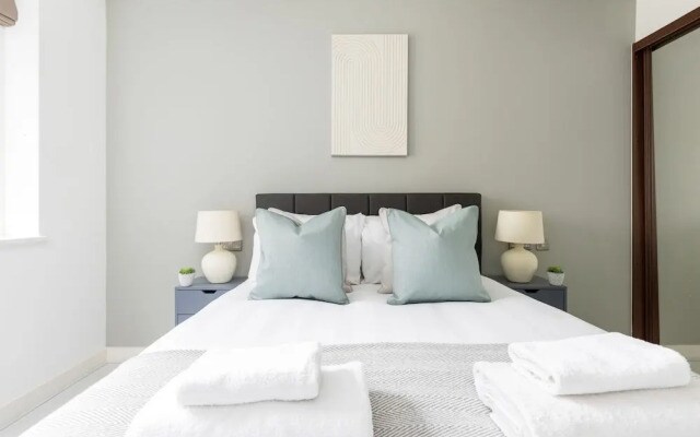 Luminous 2 Bed Balcony Flat in Islington