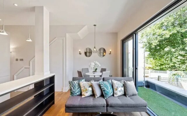 Designer 1-bed Flat W/juliet Balcony nr Wimbledon