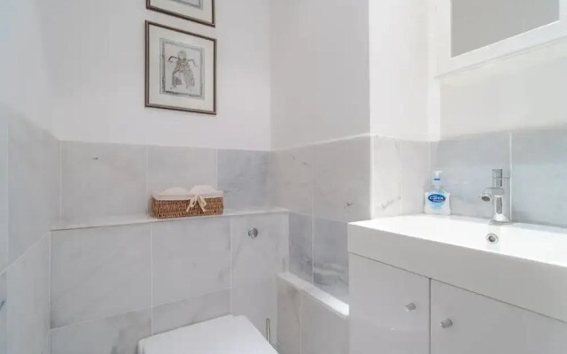 Lovely 2BR Home in Battersea W/parking, 3 Guests!