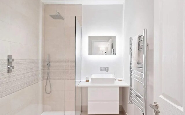 Designer 1-bed Flat W/juliet Balcony nr Wimbledon