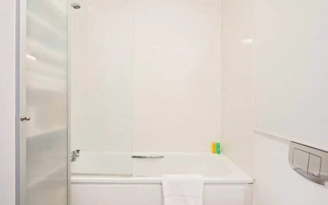 Sleek & Spacious 4 Sleeper, 5 Mins to Moorgate