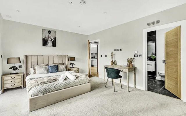Beautiful Abode In Brentford