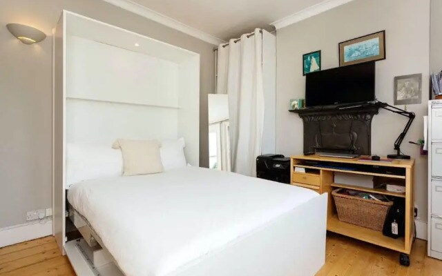 Charming 4 Bed House in London