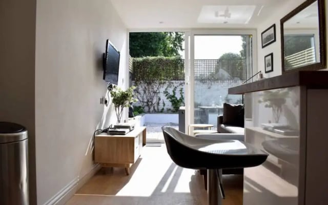 Stylish And Bright 2 Bedroom Flat With Garden