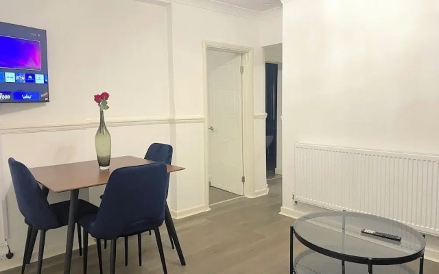 Centrally Located Budget Apartment, 3mins to Tube