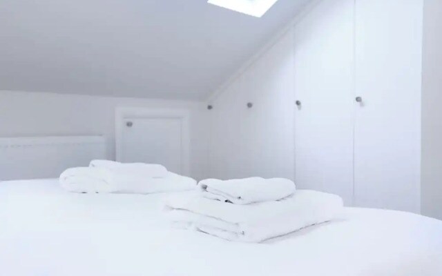 Luxury 2 Bedroom Battersea House With Garden