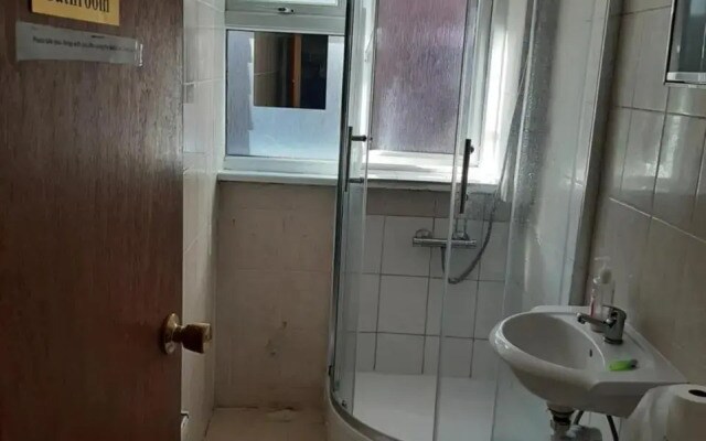 Single room with underbed 8