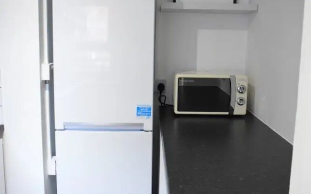 Shadwell 1 Bedroom Flat With Balcony
