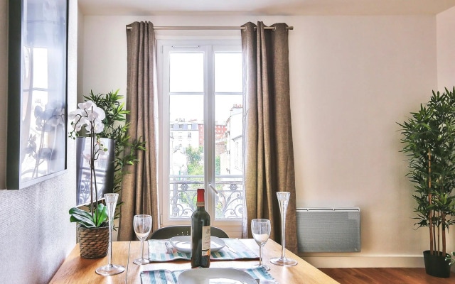 B 823 - Buttes Chaumont - Spacieux appartement