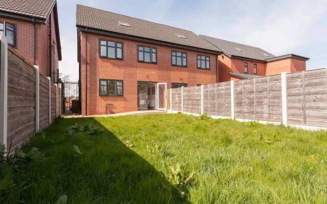 Perfect Booking 4 Bed Home in Stockport
