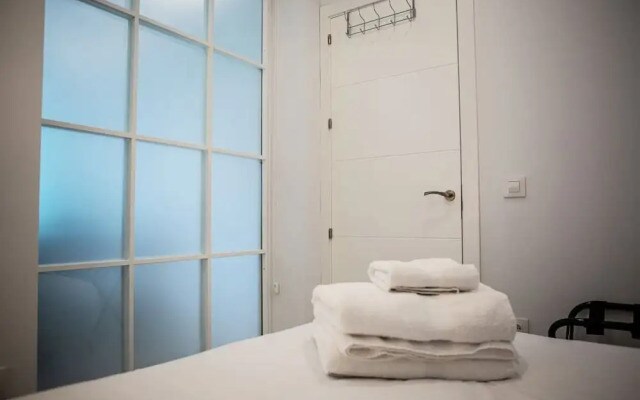 Modern 3 Bdr 2 Bath in La Latina, Near Metro