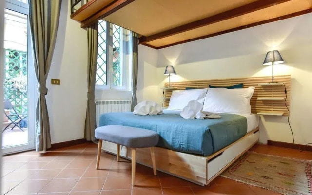 Spanish Steps Apartment with Terrace